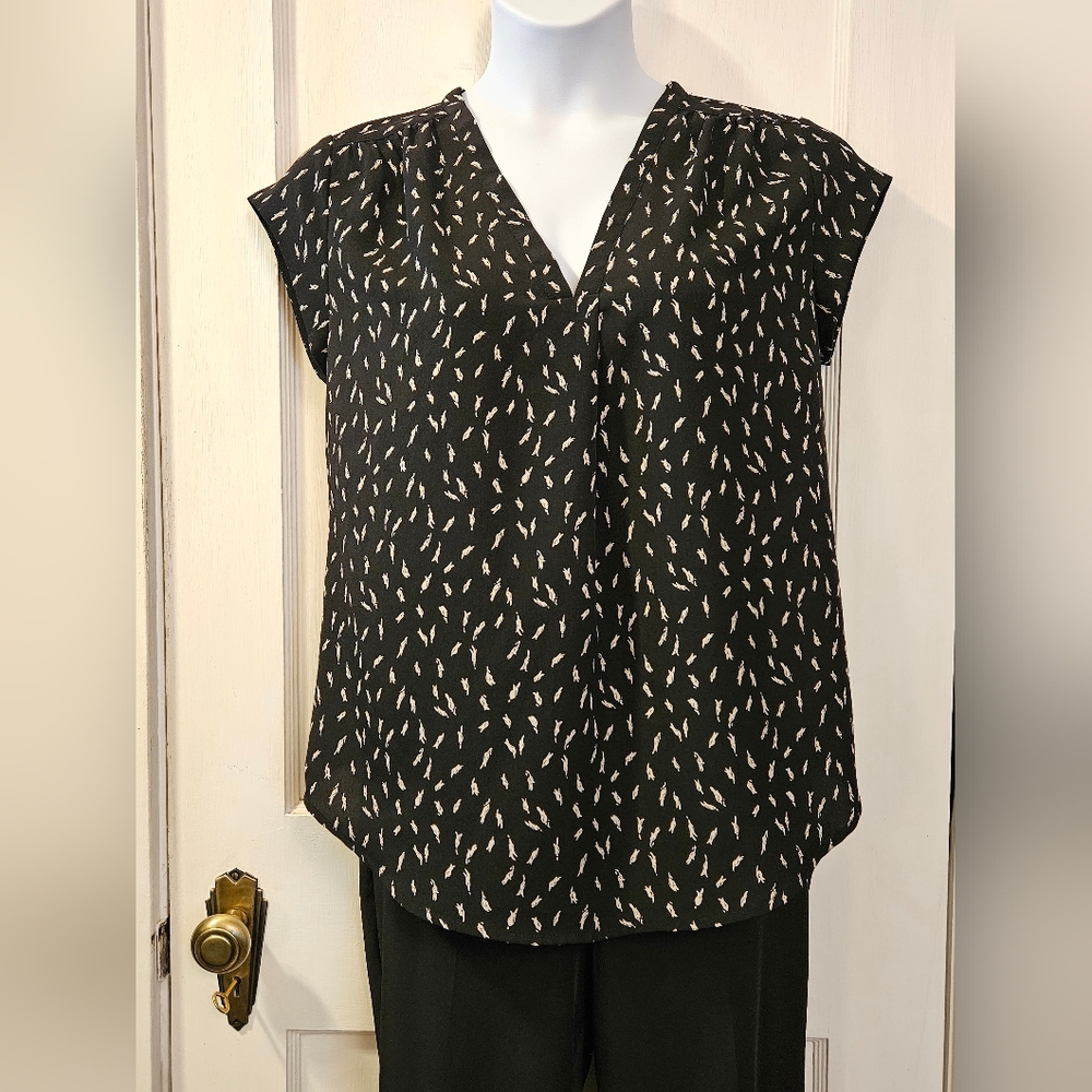 Monday Fun Black and White Patterned Women's Top From Stitch Fix - Size Large